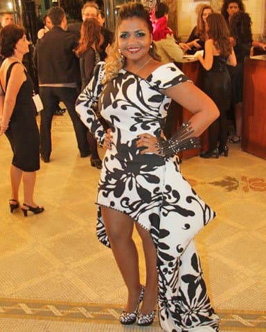 Atemporais, looks em preto e branco estão no guarda-roupa de toda muher