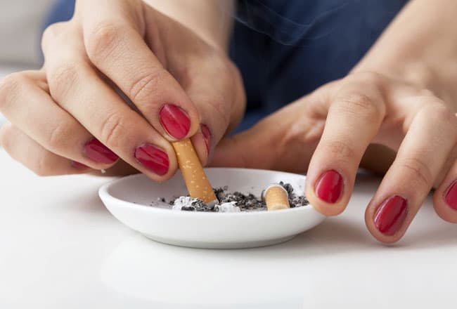 Al momento de terminar el cigarrillo, es importante
<b> asegurarse de que se apague por completo. Vale remojarlo en agua </b>antes de tirarlo.