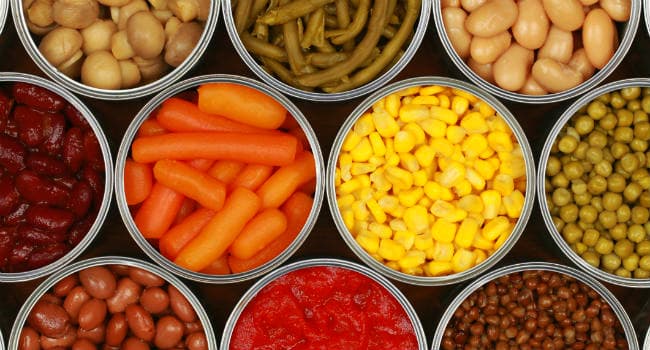 <b>Alimentos no perecederos y fáciles de preparar</b>, de preferencia enlatados. Igualmente considera suministro para tres días en caso de evacuación y dos semanas en caso para tener en el hogar.