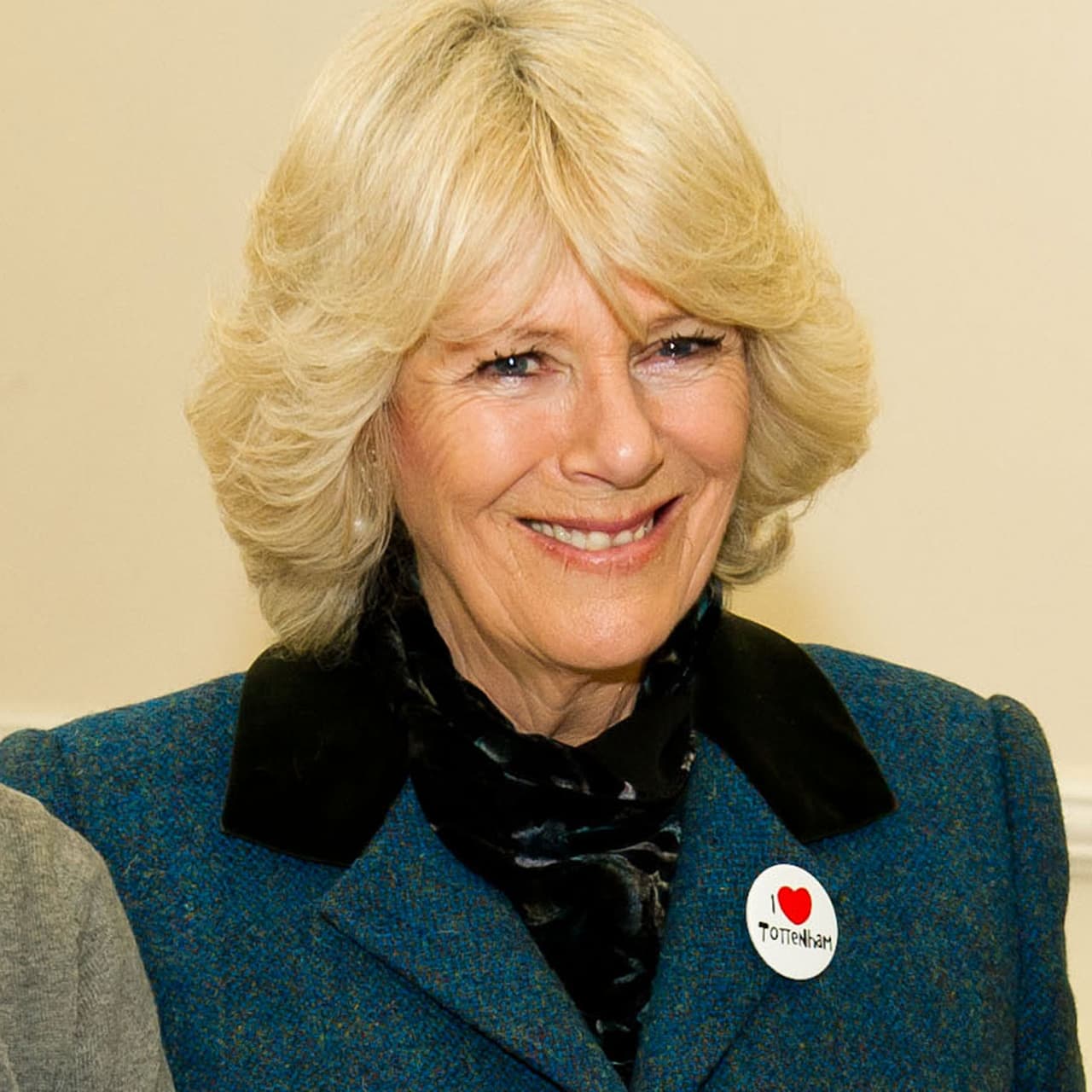 En febrero pasado, la reina Isabel expresó públicamente el deseo de 
<b><a href="https://www.univision.com/famosos/reina-camilla-parker-bowles-isabel-anuncia" target="_blank">que su nuera fuera reina consorte</a></b> una vez que el príncipe fuera proclamado rey. 
<br>