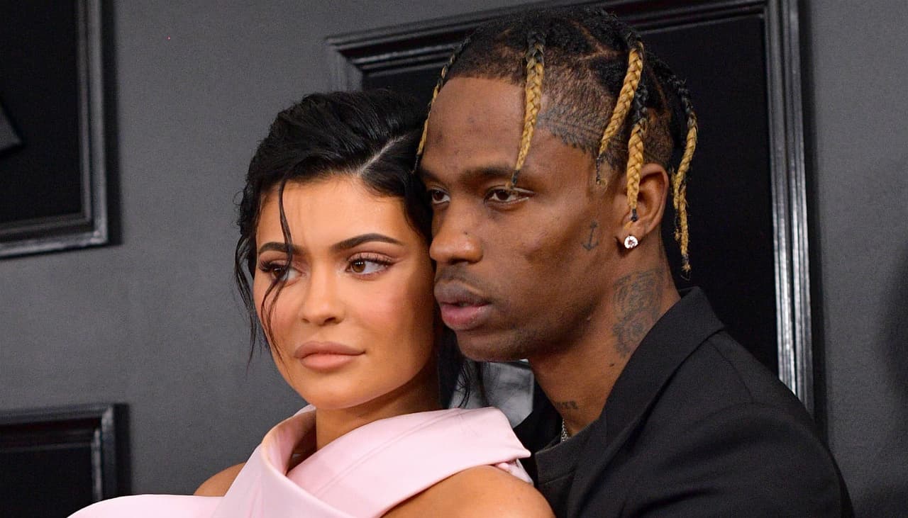 Ella y Travis Scott comenzaron a salir en 2017 después de que los vieran tomados de la mano en el Festival de Coachella.
<br>