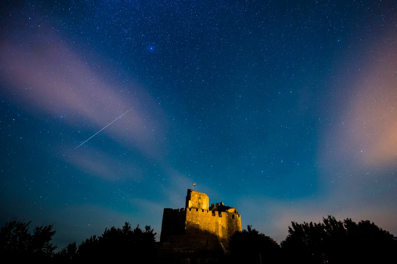 Si hay buenas condiciones climáticas, para apreciarlas no se requiere un equipo especial, sino un lugar despejado y lo más oscuro posible. Por ejemplo, así se observó sobre el castillo de Holloko, en Budapest, Hungría. Esta estructura está situada en un pueblo de montaña declarado Patrimonio Mundial por la Unesco.