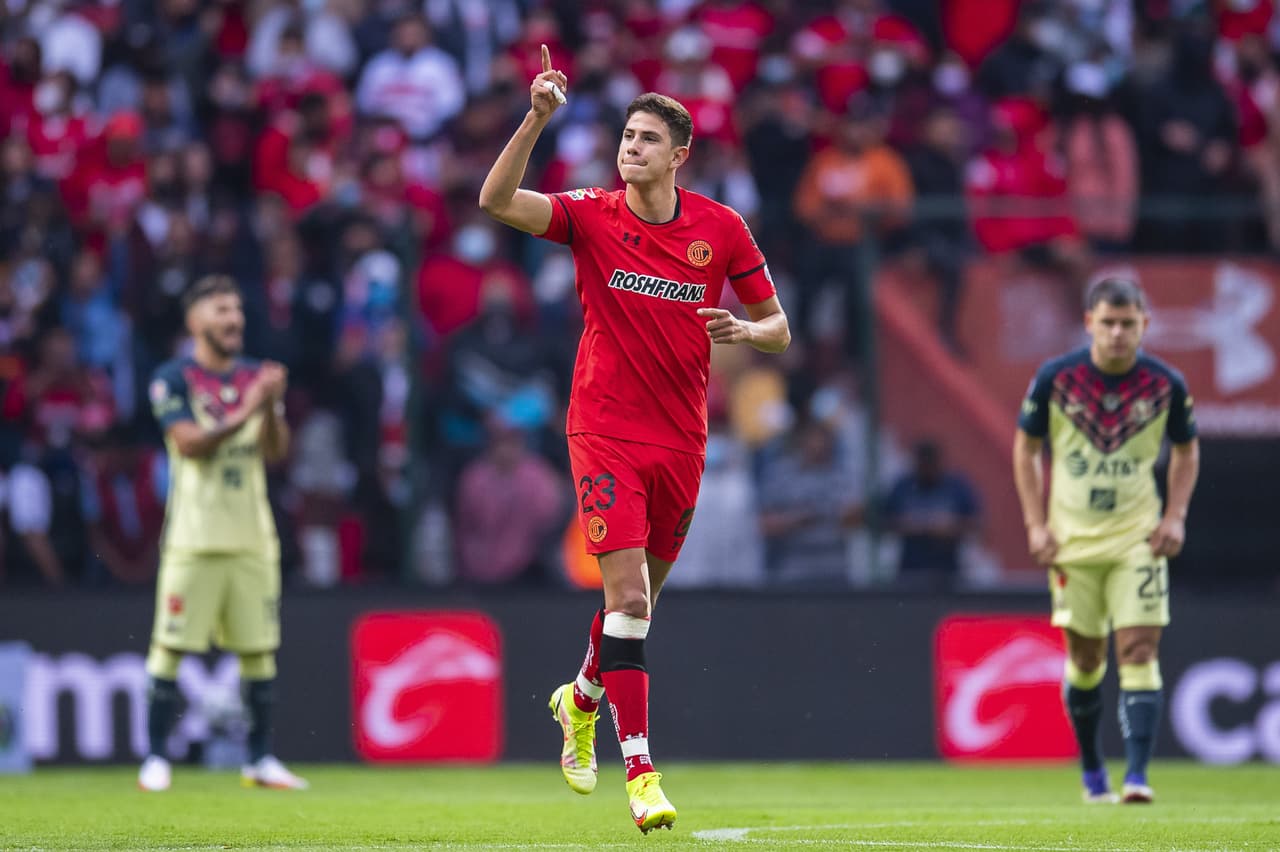 Ortega, excanterano de América, apenas celebró su gol por respeto a su exequipo.