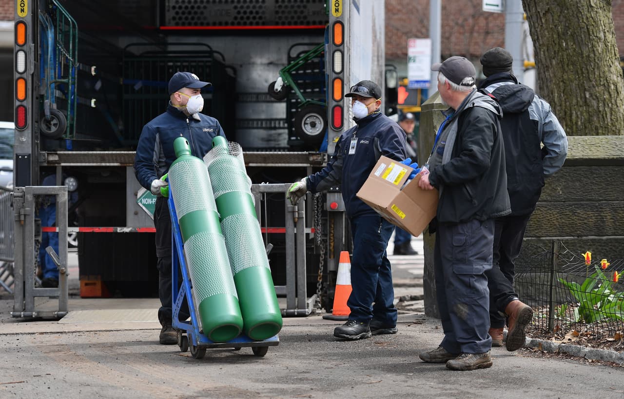 El gobernador Cuomo confirmó este martes que se compraron 17,000 respiradores artificiales a China, e hizo un llamado para que los trabajadores de la salud en todo el país que estén disponibles se incorporen al sistema hospitalario de Nueva York.