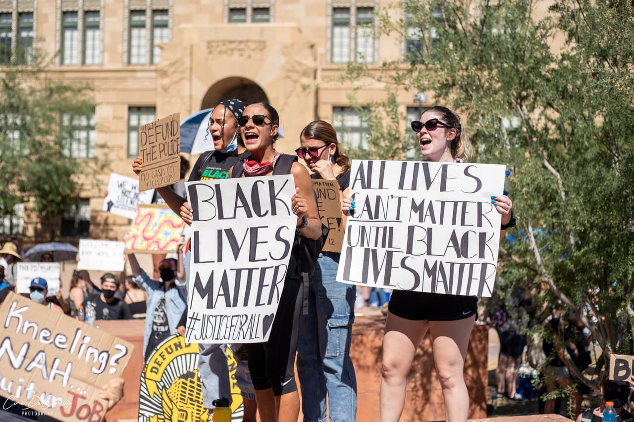 Los latinos también se han unido a estas protestas porque afirman que conocen del racismo en este país.