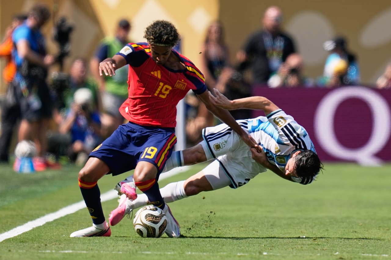 Nicolás Tagliafico lucha por obtener el balón y cae.