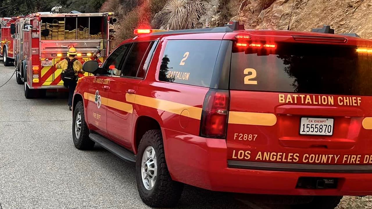 Avioneta se estrella cerca de una pista de carreras en Pomona; hay tres heridos