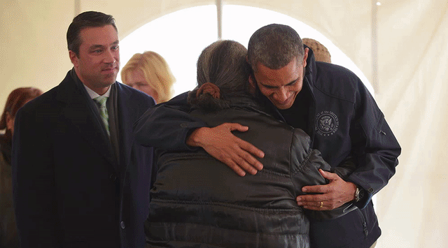 No hay abrazo de Trump con las víctimas de Harvey y Twitter lo critica con estas fotos de otros presidentes