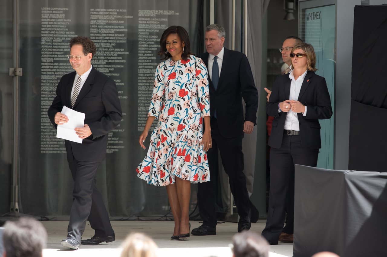 Romanticismo de moda - Michelle Obama definitivamente parece ser una devota de la moda, porque no solo sabe elegir los vestidos que más favorecen su silueta, sino que además siempre sabe qué lidera el estilo en cada temporada. Acá, en el Whitney Museum of America, apareció con una bata estampada de toques románticos, boleros y mangas tres cuartos, que parecía recién salida de una pasarela.
