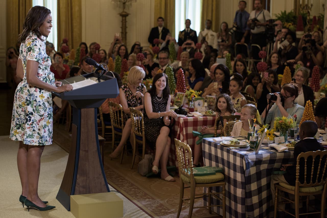 Estampado floral - Los críticos siempre celebran más las elecciones de la Primera Dama cuando se inclina más por tonos claros y estampados coloridos y amables. Este vestido camisero, de minúscula botánica, lo lleva perfectamente con unos stilettos de poca altura. El largo tipo Chanel, a la rodilla es una de esas apuestas que siempre recordaremos de ella.