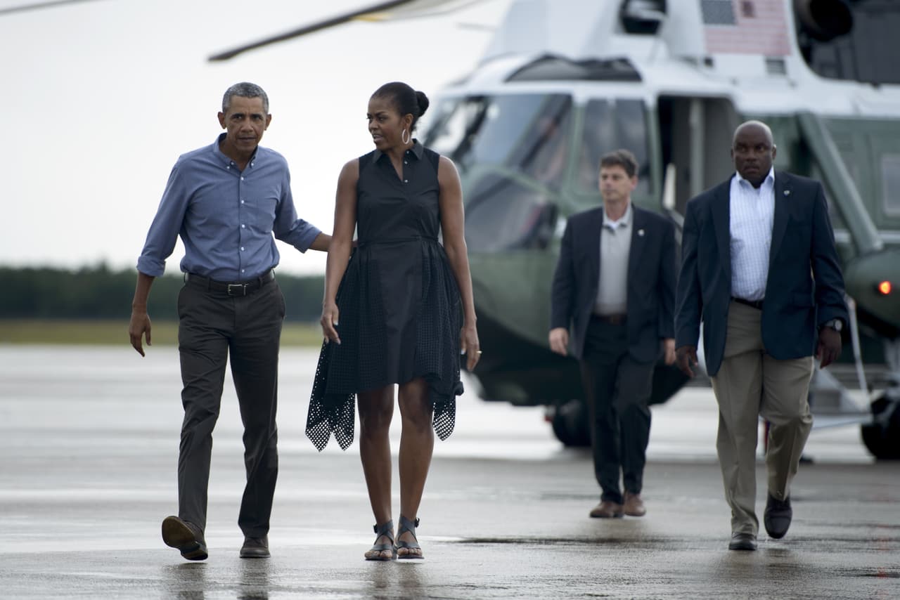 Formalidad informal - El buen gusto no solo se hace evidente cuando se está de gala y con los más altos tacones, en momentos informales no hay por qué perder el estilo, es al contrario, como lo demuestra Michelle Obama una oportunidad para usar diseños más arriesgados y vanguardistas de la mano de unas sandalias impecables.