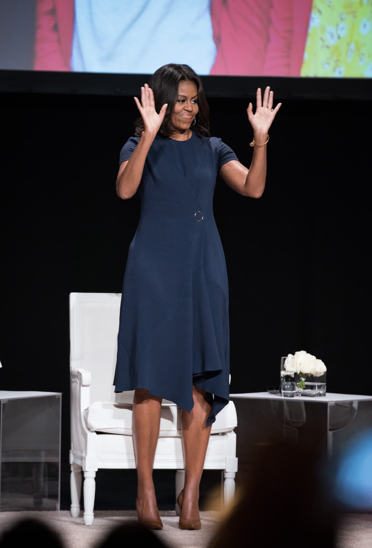 Básicos para todas - Si hay una lección que ha sabido darle Michelle Obama a la mujeres del mundo es que todas, sin importar si ostentan una belleza excepcional o no, pueden lucir bellas con la elección del vestido adecuado. Aunque el azul le roba un poco de brillo, este vestido es un básico con el que cualquier mujer puede lucir elegante. El azul navy es una gran alternativa para el negro, Michelle Obama lo sabe.