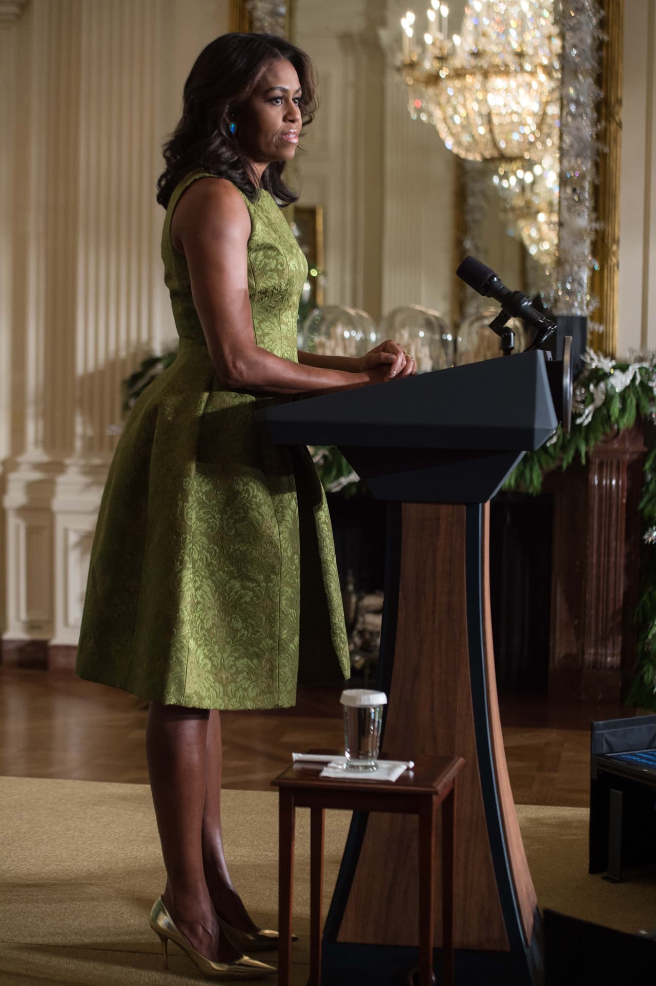 Estilo Lady Like - Invocando un estilo clásico de los años cincuenta, con la cintura ceñida y una falda rotonda, la Primera Dama eligió para la visita de las familias de los militares a la Casa Blanca en diciembre de 2015 este vestido verde limón que va perfecto con su tono de piel.