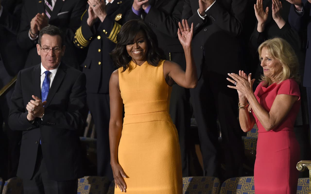 El emblemático amarillo - Soleada, resplandeciente, con la feminidad al flor de piel así lució anoche Michelle Obama que apostó por un vestido ceñido, de corte lápiz, del diseñador Narciso Rodríguez. ¿Cómo no iniciar esta lista con este momento que fue un verdadero cierre de oro?