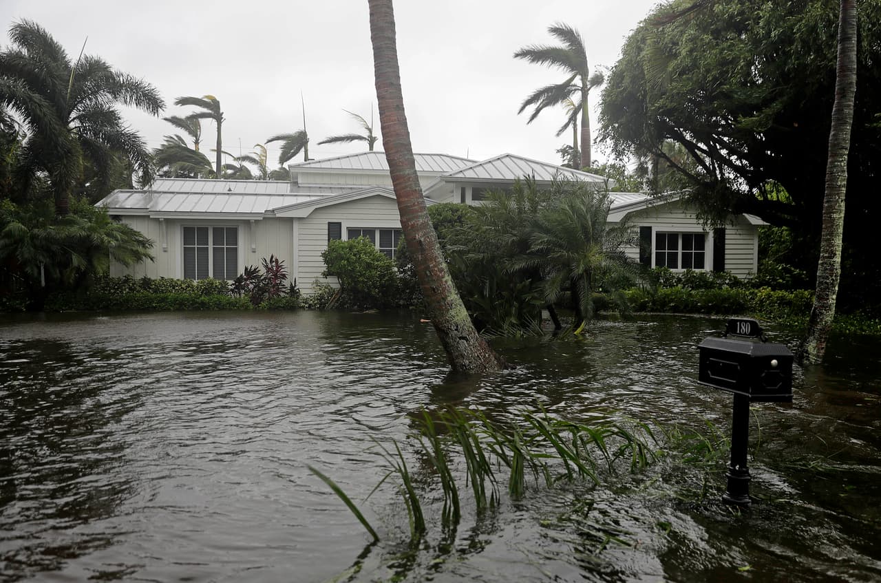 El agua cubre los alrededores de una casa en Naples.