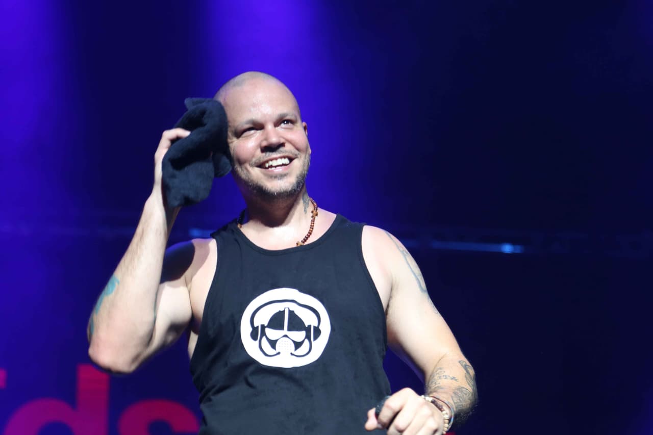 René Pérez Joglar, aka Residente. Conoce más sobre la nueva etapa del artista
<b><a href="http://static.univision.com/musica/de-calle-13-a-residente-el-renacer-de-rene-perez.html">aquí en este especial digital que hemos llamado 'El renacimiento de Residente'.</a></b>