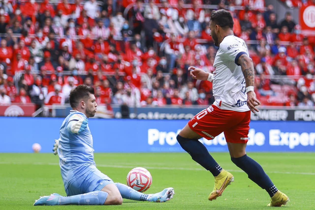 Toluca y las Chivas dividen puntos en un partido con emociones y polémica arbitral.