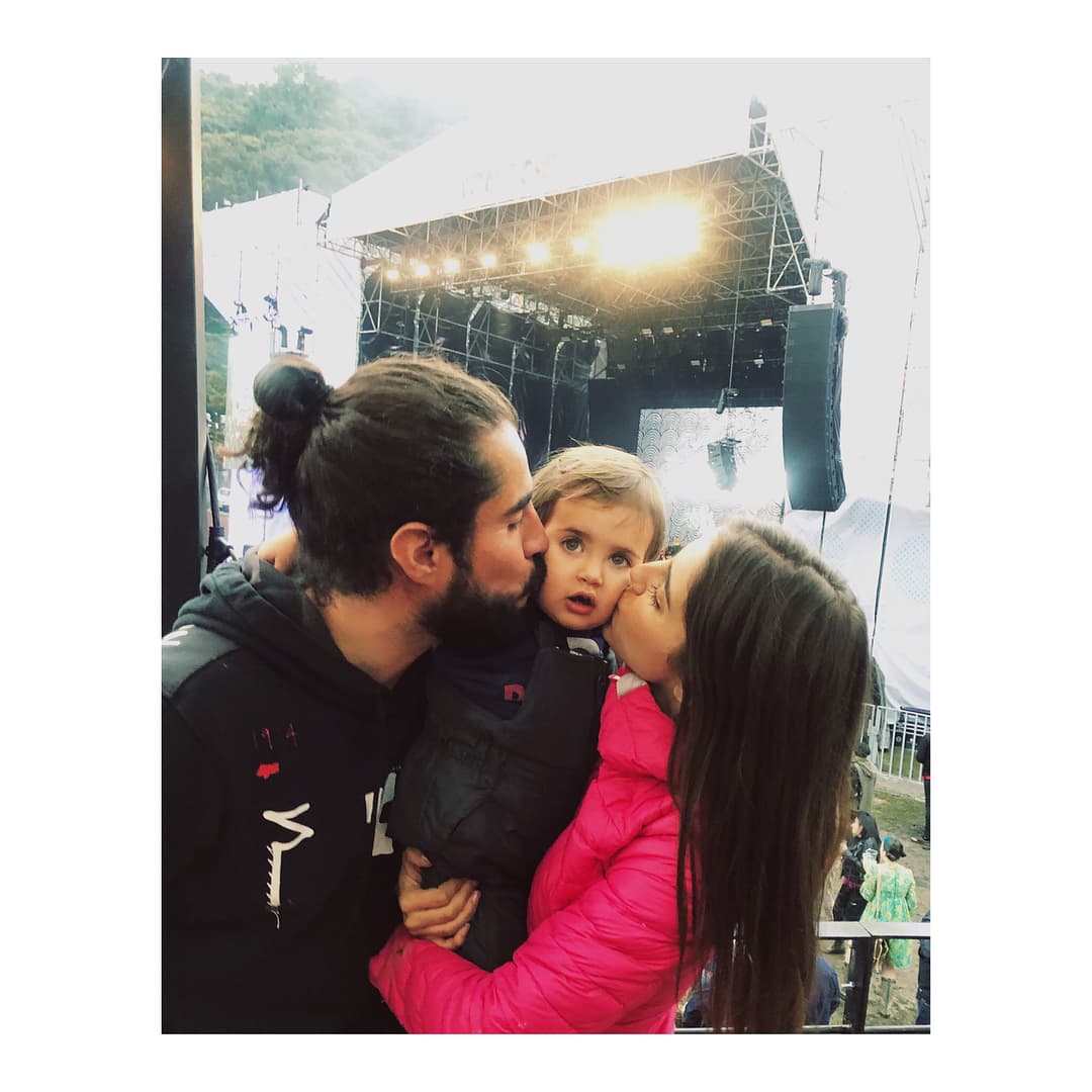 "Marcelo y yo viendo cómo los sueños de su papá se hacen realidd y en grande. ¡Felicidades!" y enmarca el mensaje con esta imagen de ambos besando a su hijo Marcelo.