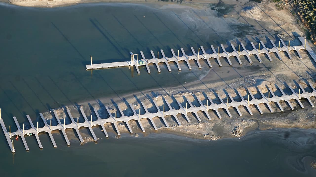 El agua poco profunda se ve desde arriba en un muelle de botes en esta imagen del 13 de mayo de 2021 en la isla Antelope en Utah. Las aguas azul plateado del Gran Lago Salado se extienden por el desierto de Utah, habiendo cubierto un área casi del tamaño de Delaware durante gran parte de su historia. Sin embargo, durante años, el lago natural más grande al oeste del río Mississippi se ha ido reduciendo.