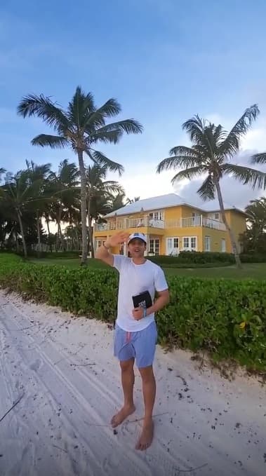 Después del exquisito desayuno salió de la preciosa casa con libreta en mano para plasmar sus deseos en la playa.