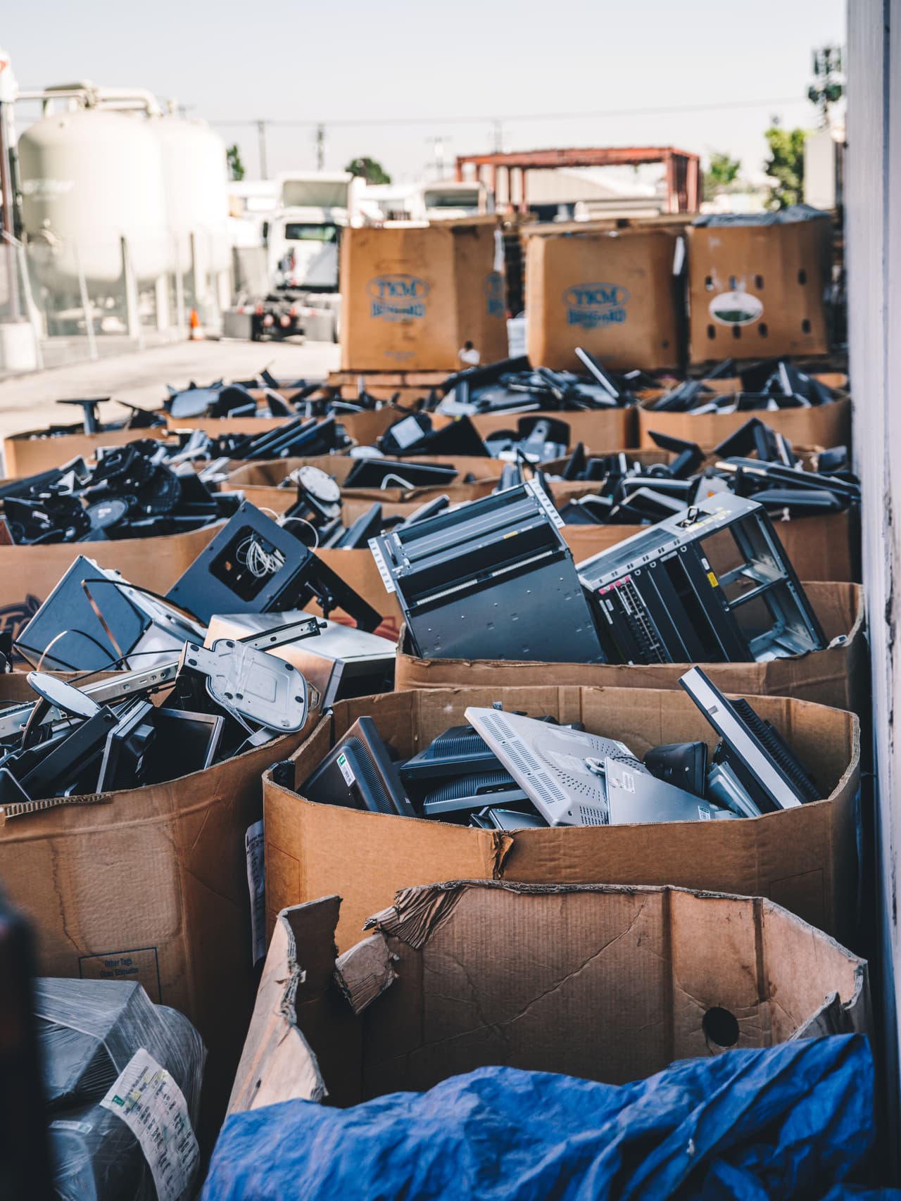 Un récord de 53.6 millones de toneladas métricas de desechos electrónicos fueron generadas en 2019, de acuerdo al
<a href="http://ewastemonitor.info/"><u>reporte UN’s Global E-waste Monitor 2020</u></a>. En lugar de ir a hogares de personas necesitadas, el 85% de esos productos electrónicos desechados fueron a un vertedero.
<br>