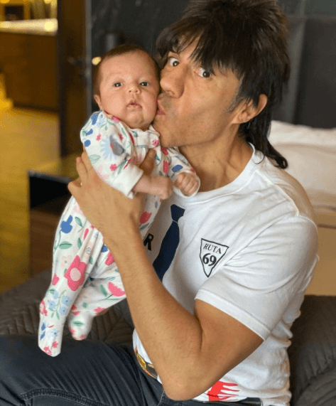 El Vitor posa por primera vez junto a su hija Emily, fruto de su relación con Thuany Martins.