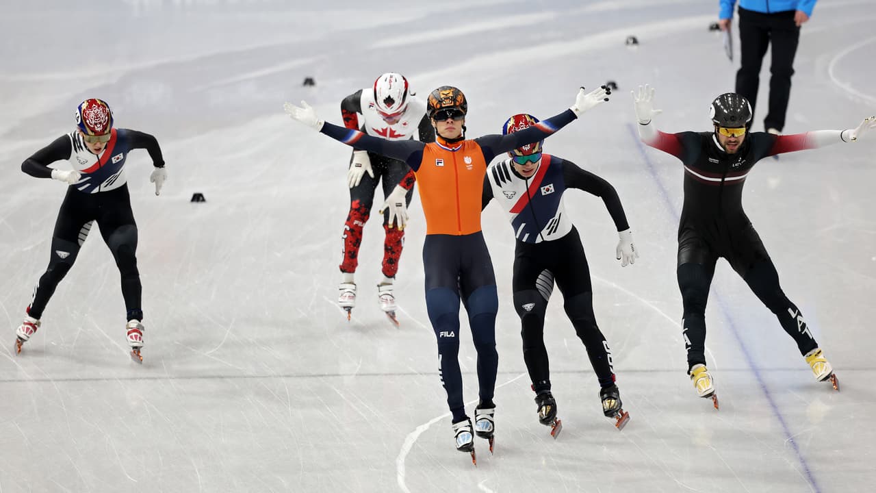 Jens van 't Wout suma su segundo oro en accidentada carrera de patinaje de pista corta