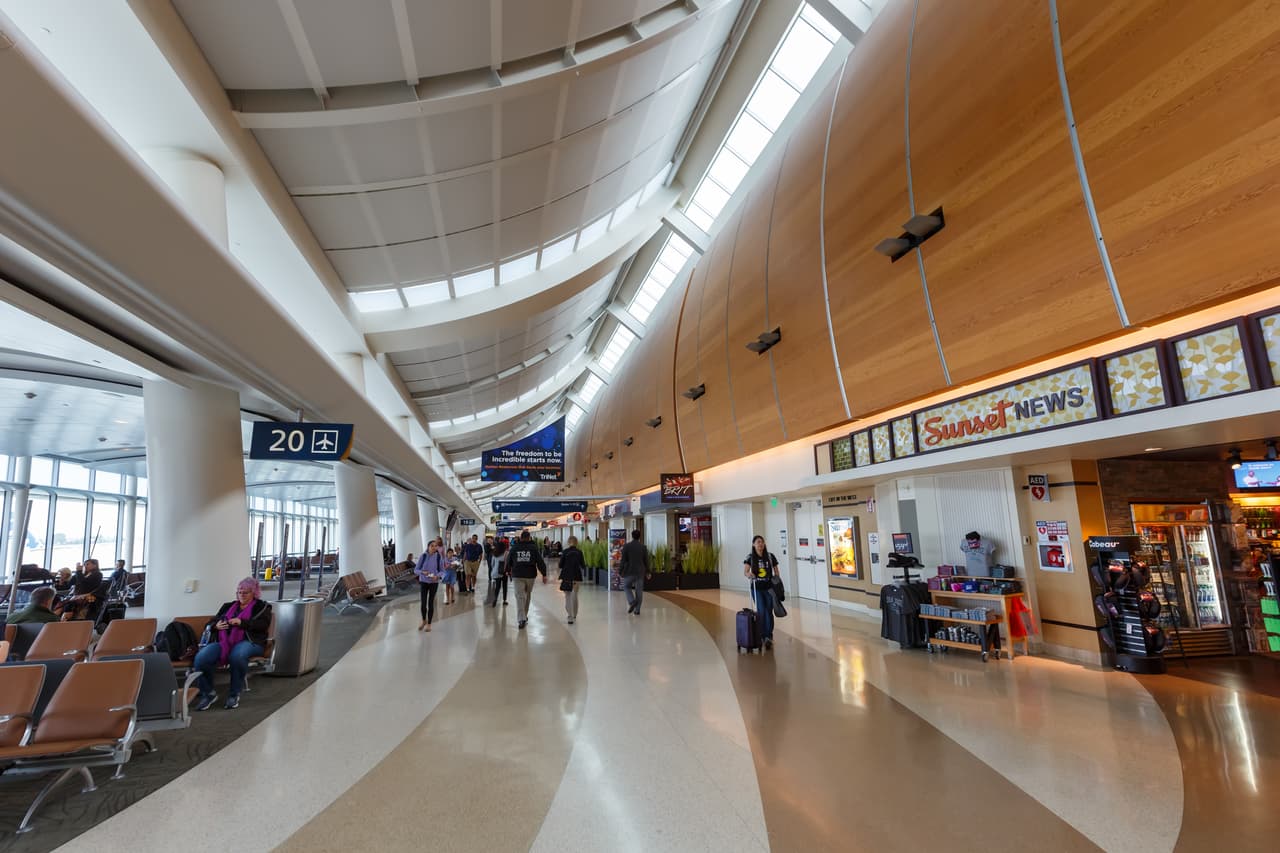 Apuñalan a hombre en el Aeropuerto Internacional de San José: arrestan a sospechoso