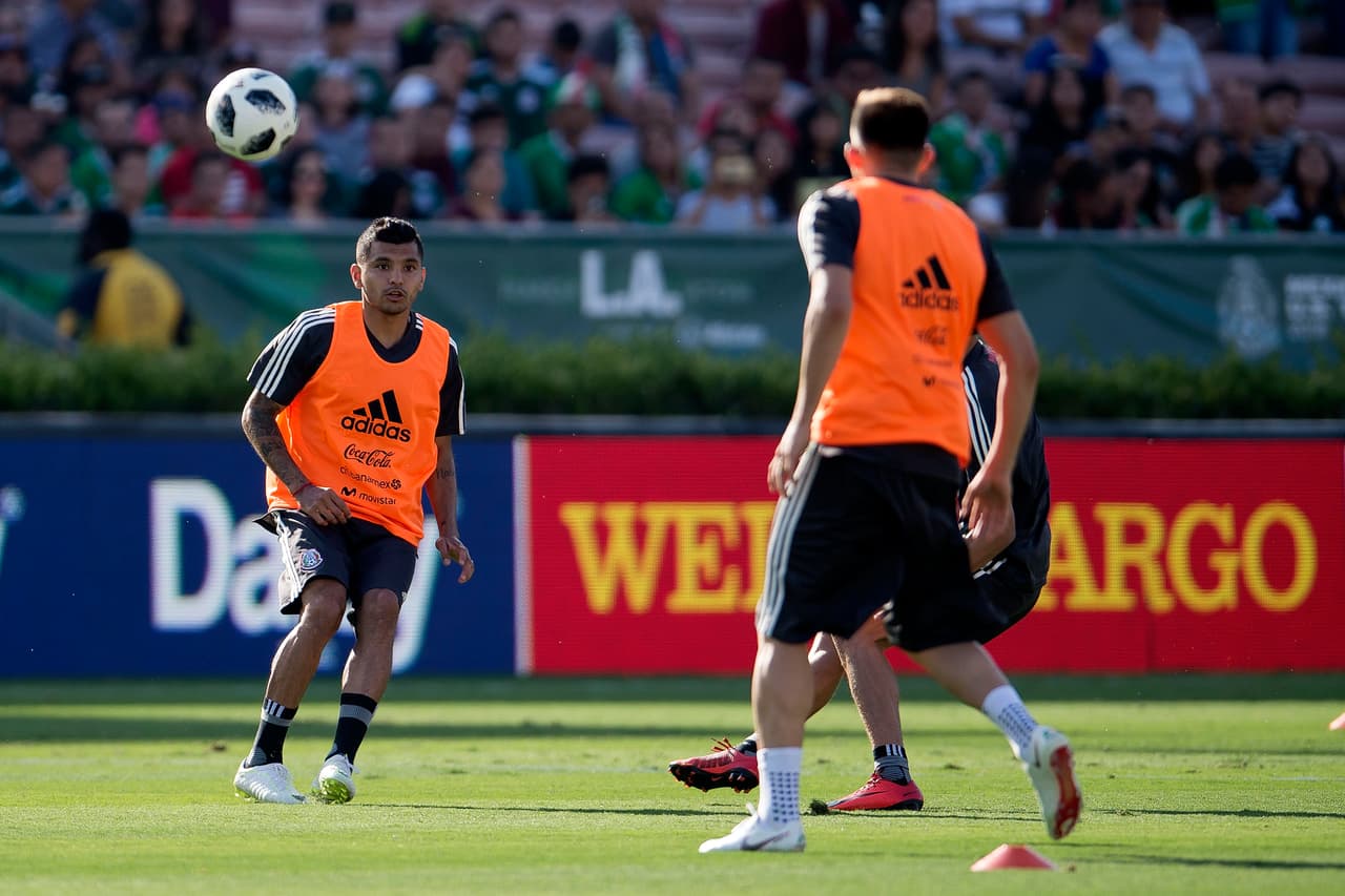 La selección mexicana realizó su último entrenamiento previo al juego ante el combinado de Gales a puerta abierto en el Rose Bowl, donde cientos de aficionados pudieron disfrutar y ver a sus futbolistas favoritos.