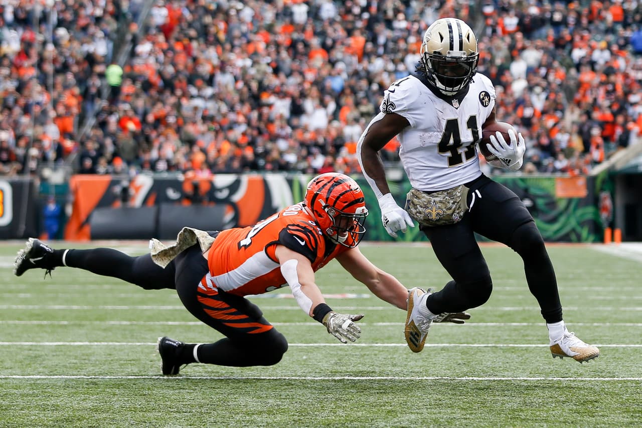 Más tarde, restando 5:43 en el primer medio, Alvin Kamara (41) tuvo acarreo de 4 yardas para anotación que empezaba a alejar a los visitantes, en este caso, 21-7.