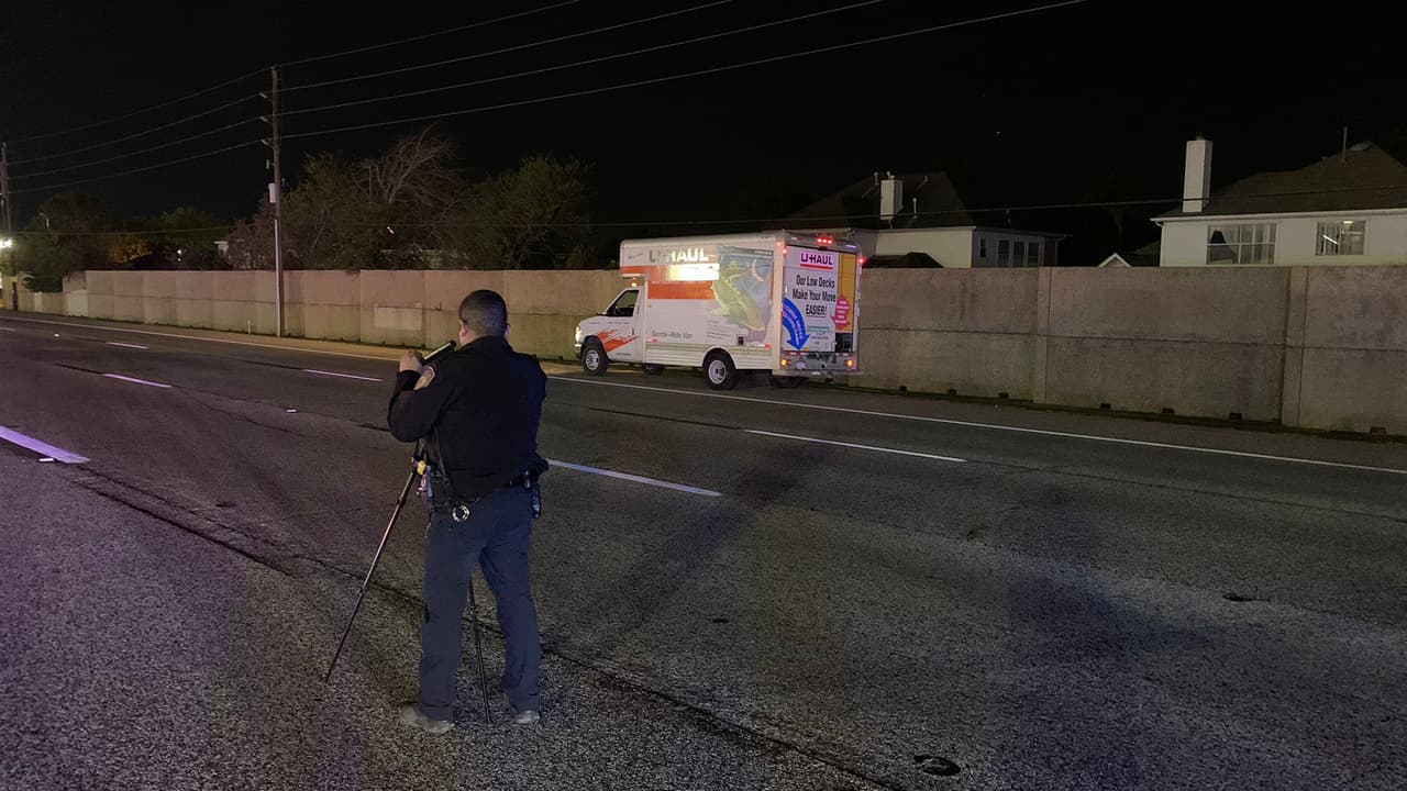 Oficiales del alguacil del condado Harris investigan el accidente y piden a los conductores evitar el área.