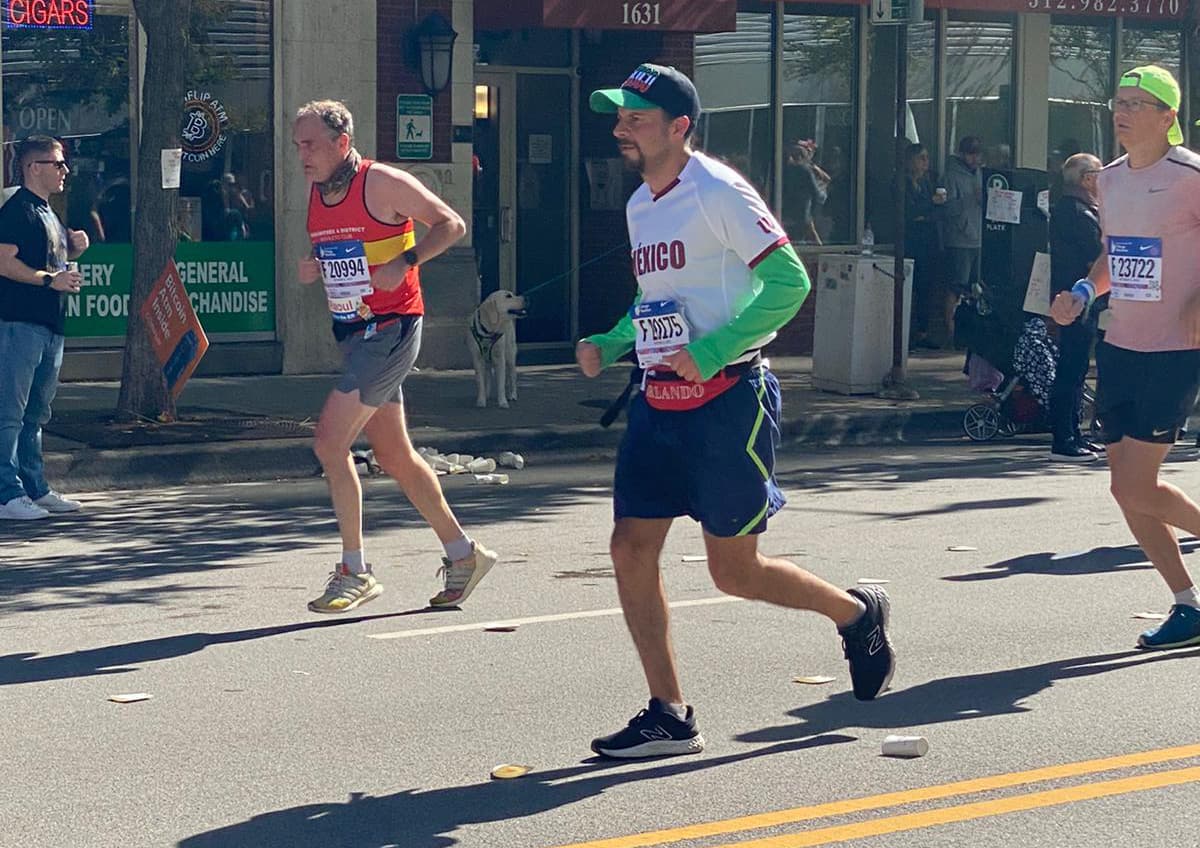 Cada tanto, en los uniformes saltaban a la vista algunas banderas latinas destacando entre el contingente de atletas.