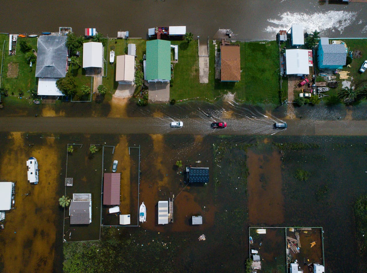 Foto aérea de Sargent, Texas, el 18 de septiembre de 2019.
<b>La localidad recibió 22 pulgadas de lluvia con el paso de la depresión tropical Imelda</b>, que este jueves continuó moviéndose hacia el noreste de Texas dejando más inundaciones y con ellas, personas atrapadas en sus viviendas y vehículos que han tenido que ser rescatadas en lancha con urgencia por las autoridades.