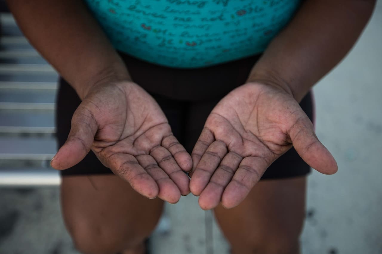 Sofía, 43, de El Salvador, lleva 21 años en Estados Unidos y aún sigue indocumentada. “Vine aquí hoy porque sí necesitamos que nos den los papeles. Somos los que trabajamos más. Estados Unidos sin inmigrantes no es nada”. La parte más difícil de su trabajo, dice Sofía, es andar agachada todo el día bajo el sol sin desmayarse.