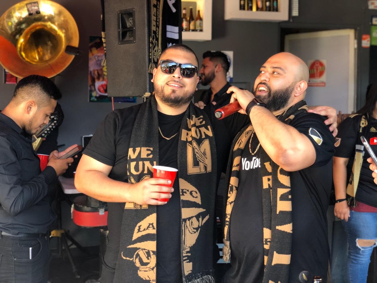 Muy prendida y animada la afición angelina, poniendo el color en León para alentar al LAFC.