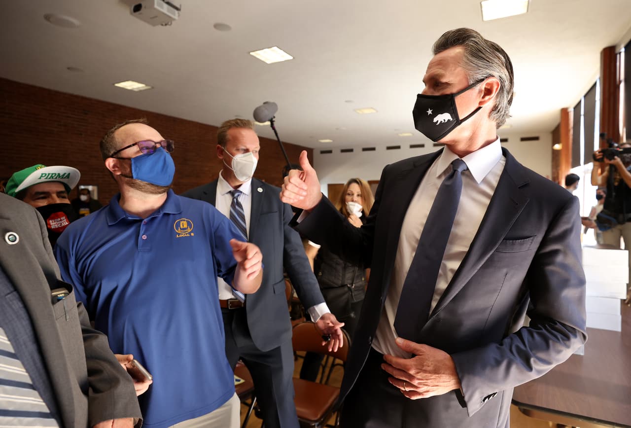 Los votantes que no quieran votar por correo pueden votar en persona, el día de las elecciones o durante el período de votación anticipada
<br>