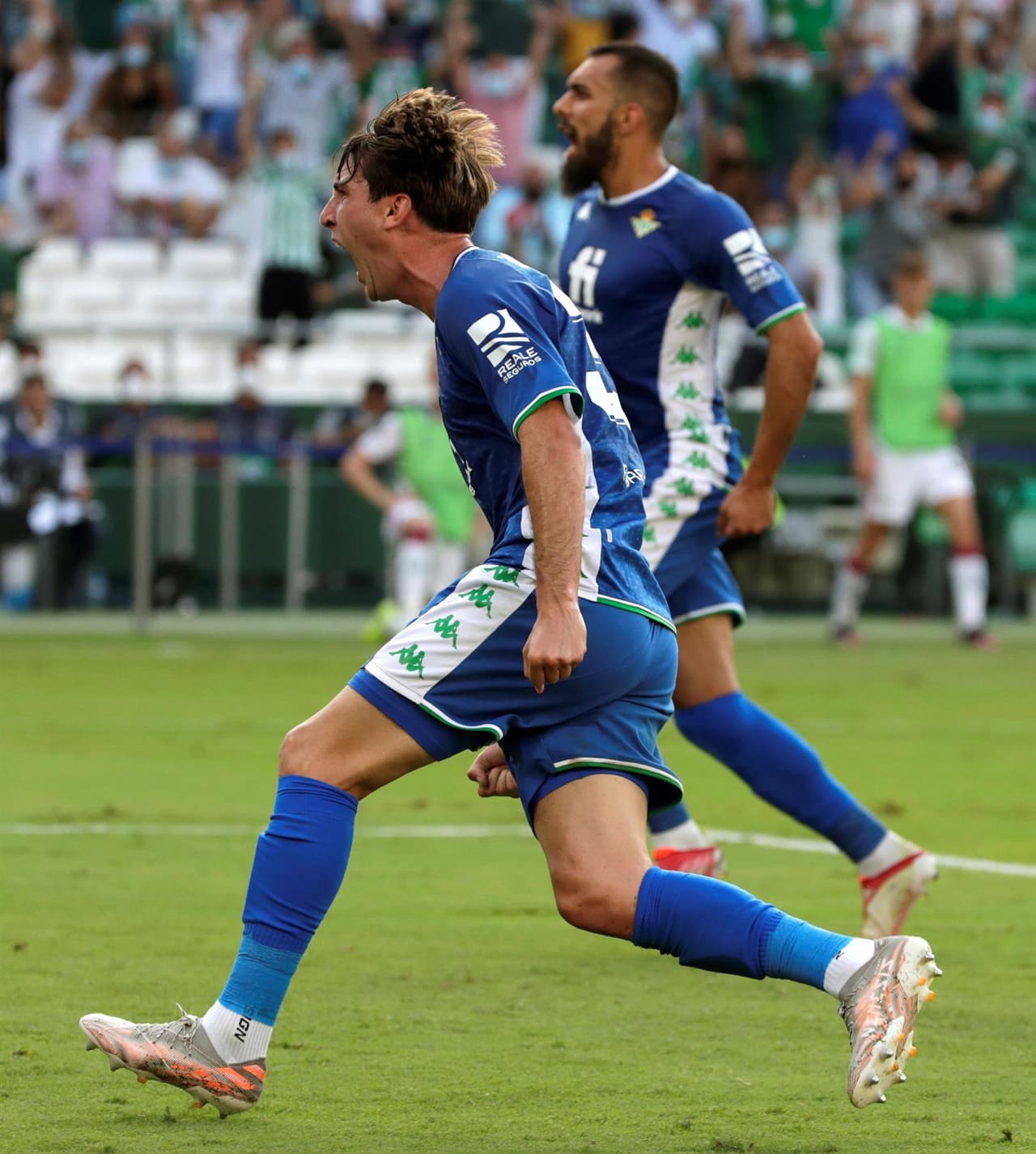 El Real Betis remonta y gana el partido ante el Celtic 4-3, enla primera jornada de la fase de grupos de la Liga Europa que se llevó a cabo en el Benito Villamarín de Sevilla. Albian Ajeti (13') y Josic Juranovic (27') ponían arriba al equipo visitante, pero los béticos reaccionaron y fueron Juan Miranda, Juanmi Jimenez con doblete y Borja Iglesias quienes le dieron la victoria al local. Tony Ralston le dio el tercero al 87'.