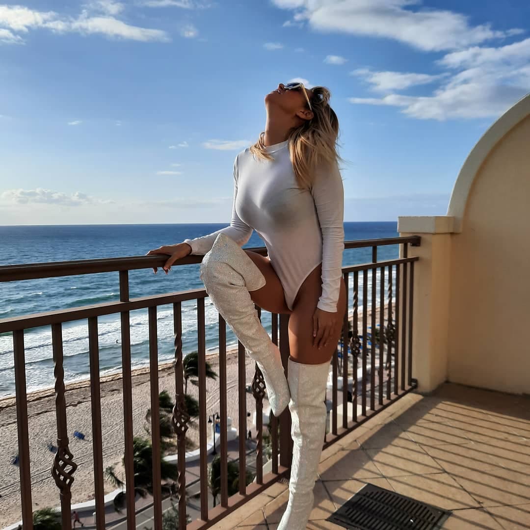 Noelia también ha promocionado sus temas y contenidos para adultos con estas prendas que resaltan sus curvas.