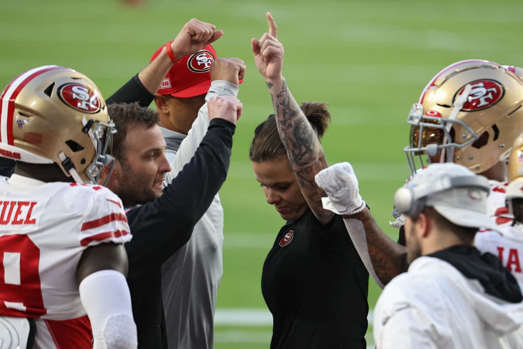 Todo listo para el Super Bowl LIV entre los Kansas City Chiefs y los San Francisco 49ers, los jugadores ya salieron a calentar previo a enfrentarse.