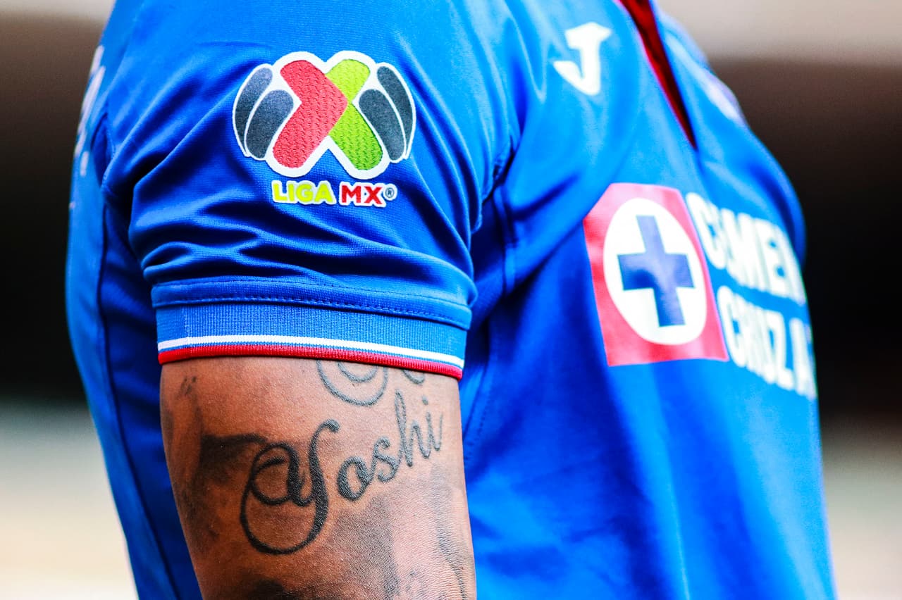 El peruano Yoshimar Yotún, uno de los titulares con la playera de Cruz Azul.