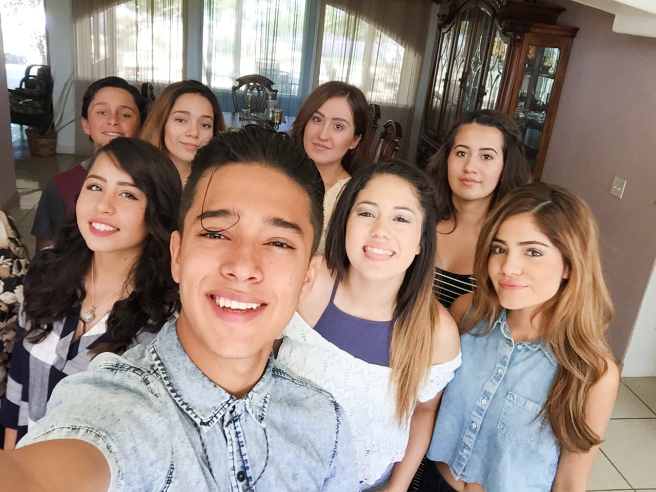 Joel nos dio acceso exclusivo a su casa. Conocimos a sus mascotas, a su familia y hasta a un pequeño lizard que stole our heart.