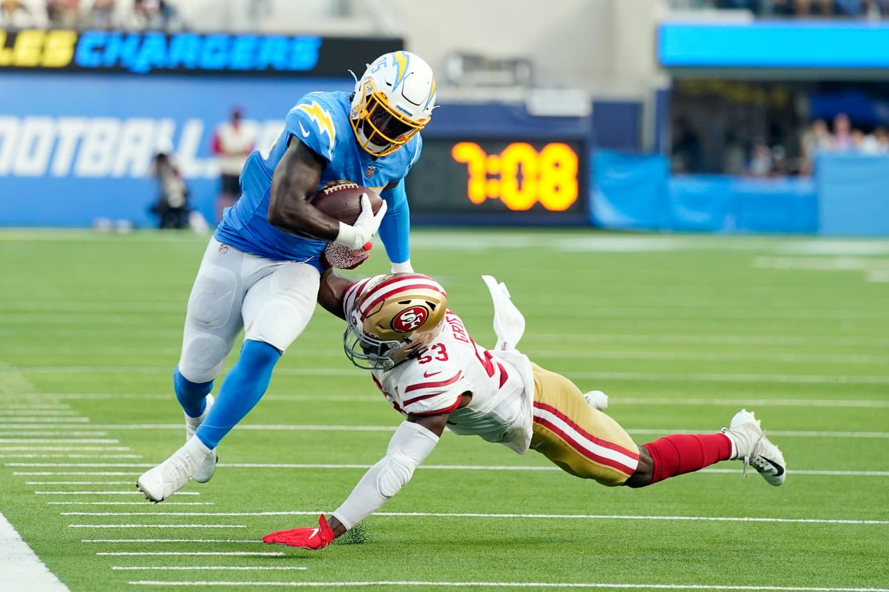 El gol de campo de 50 yardas de Michael Badgley extendió la ventaja de los Chargers a 10-2 antes de que los Niners se recuperaran. San Francisco tomó el control en su 25 con 57 segundos restantes en la primera mitad cuando Lance dirigió un TD tardío. Trent Sherfield aprovechó una ruptura en la cobertura y un tackle fallado por Mark Webb Jr. para una recepción de 41 yardas a los Chargers 13 con 21 segundos por jugar.
<br>