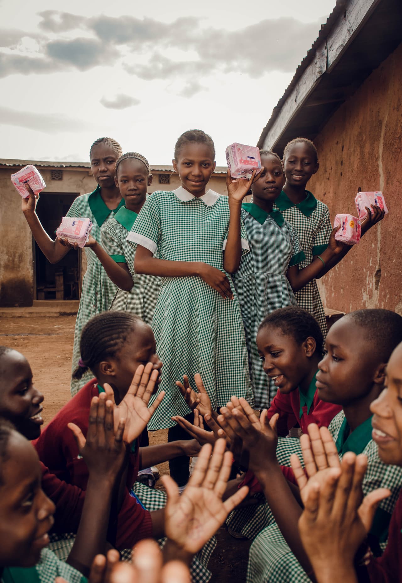 '#MenstrualHygieneDay’ (día de la higiene menstrual, en español)'. “Queremos un mundo donde nuestras niñas puedan ir a la escuela libremente, sin temer su ciclo biológico natural. Necesitamos que se distribuyan toallas sanitarias gratuitas para las niñas”, escribió el autor, de Kenia.