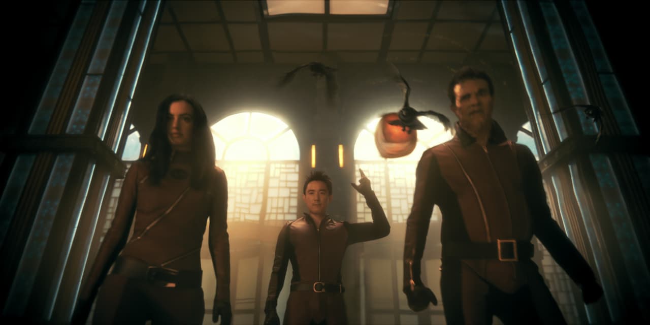 Jake Epstein (derecha) interpreta a Alphonso o Número 4 de la Academia Sparrow.