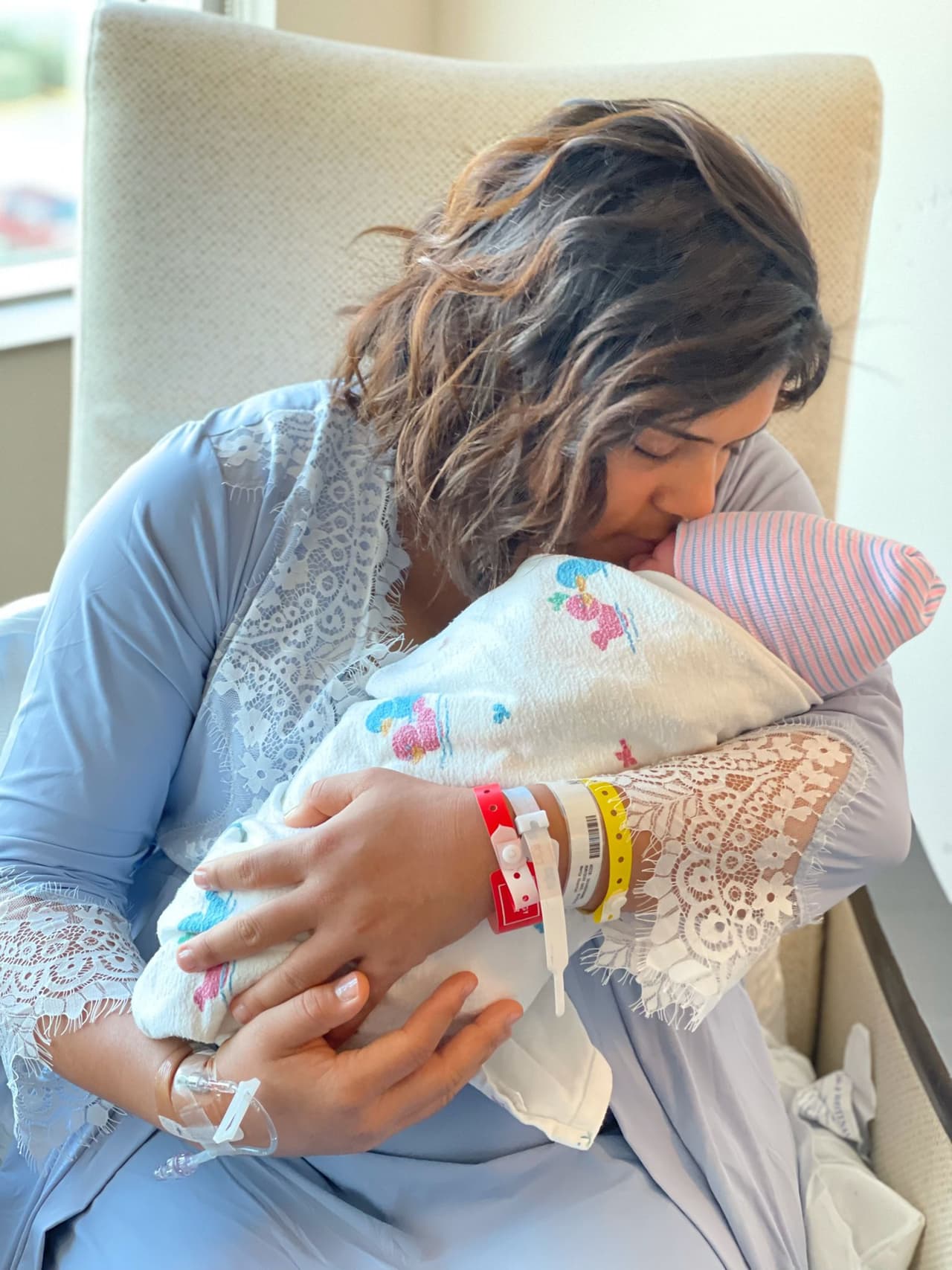 Después de tantos meses llevándolo en su barriguita, Francisca no deja de besar y abrazar al pequeño Gennaro desde la comodidad de su casa.