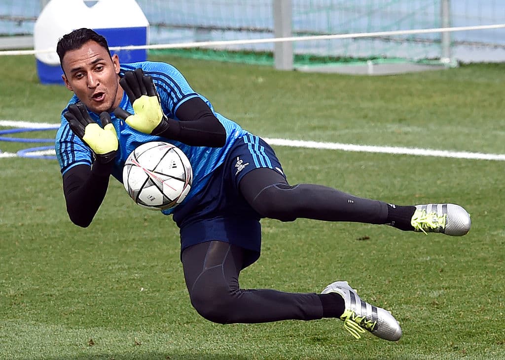 El 31 de agosoto de 2015, el Real Madrid trató de hacerse con los servicios de David de Gea en un intercambio por el portero tico, pero el Manchester United se negó.