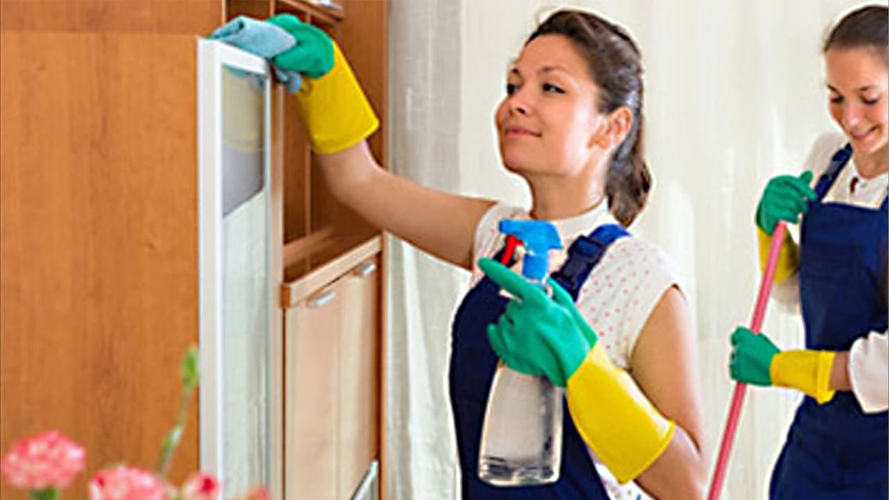 <b>Sé creativo, ¡cambia las cosas!</b>
<br>El propósito del spring cleaning es que crees espacios en los que sientas cómodo y motivado, pero eso no debe limitarte a pensar en cambiar las cosas. ¿Qué pasa si ese mueble que no te convence en el pasillo lo colocas en la sala?