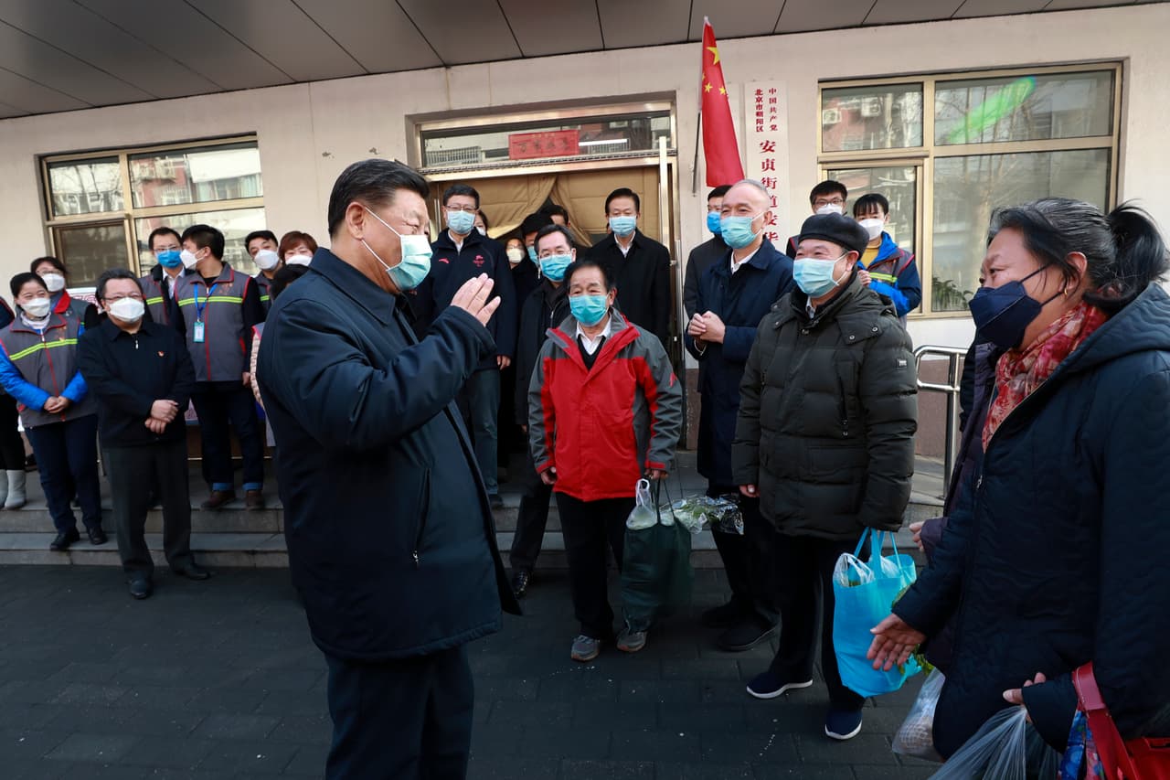 El presidente chino, Xi Jinping, durante un recorrido por un barrio de Pekín el 10 de febrero de 2020.