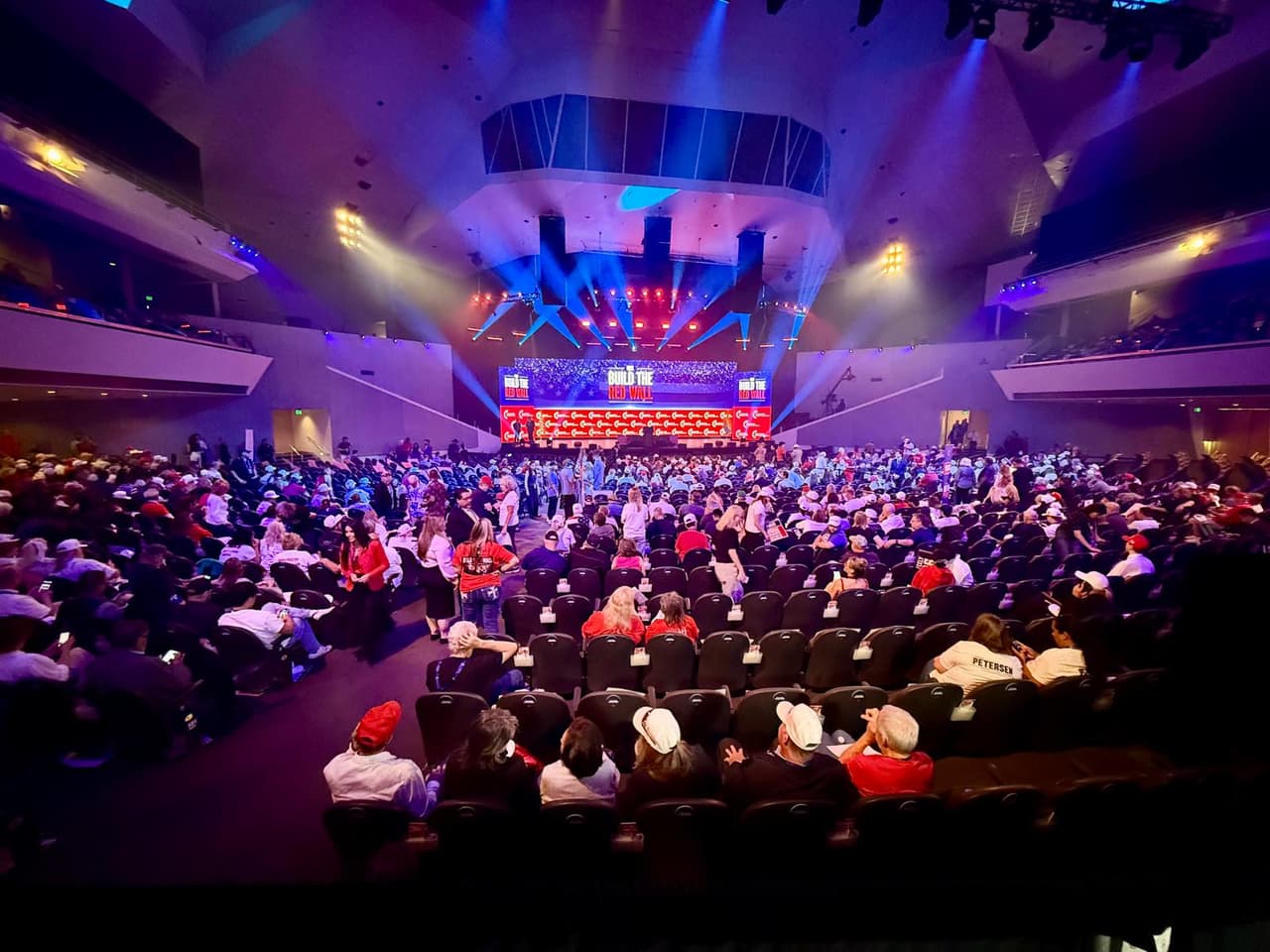 El presidente
<b>Donald Trump visita Phoenix</b> este viernes 17 de abril, para participar en un
<b> <a href="https://www.univision.com/local/arizona-ktvw/politica-arizona/donald-trump-phoenix-turning-point-usa-build-the-red-wall" target="_blank">evento de Turning Point USA denominado 'Build The Red Wall'</a></b>.