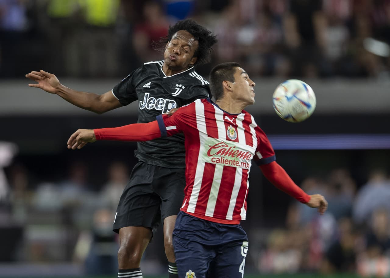 Cuadrado disputaba una pelota por aire.